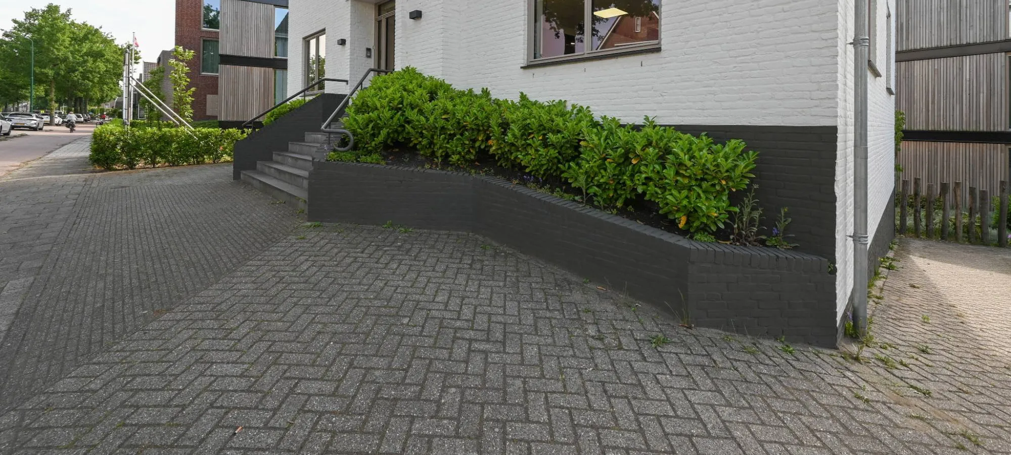 De entree met de borders langs de gevel